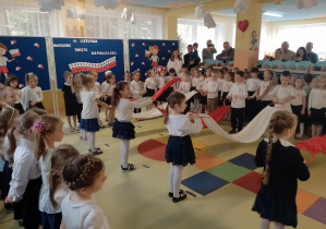 Dzieci podczas tańca z biało-czerwonymi chustami