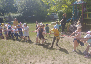 Grupa Żabek podczas zabawy przeciągania liny
