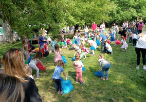 Dzieci podczas zabawy z kolorowymi pomponami